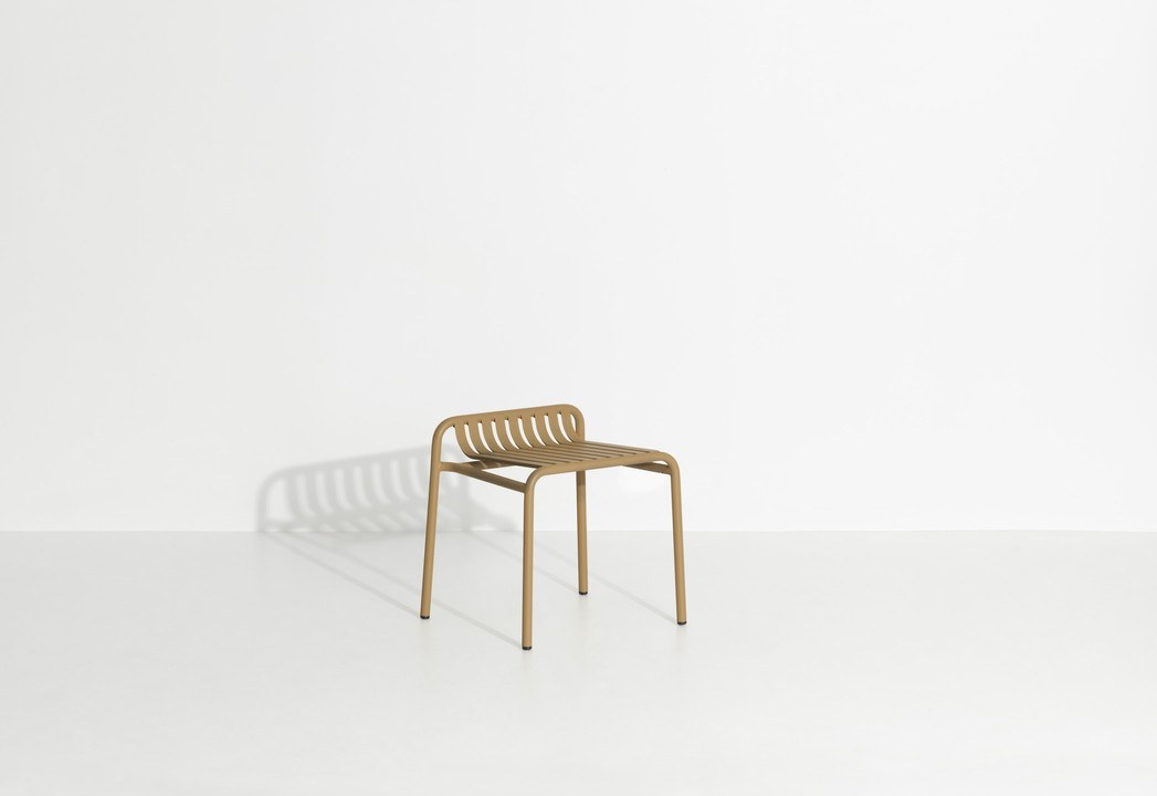Week-End Gartenhocker von Petite Friture in Gold: Hocker aus Aluminium mit ovaler, gerahmter Form und streifenartigen Lamellen für den Aussenbereich.
