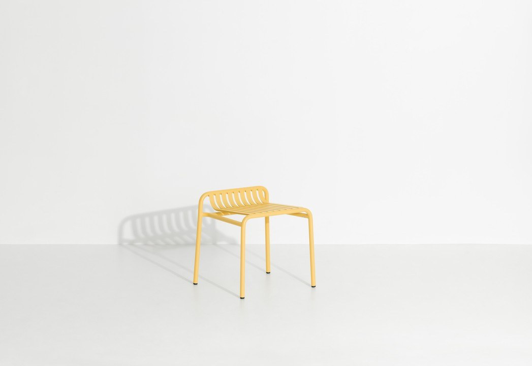 Week-End Gartenhocker von Petite Friture in Gold: Hocker aus Aluminium mit ovaler, gerahmter Form und streifenartigen Lamellen für den Aussenbereich.