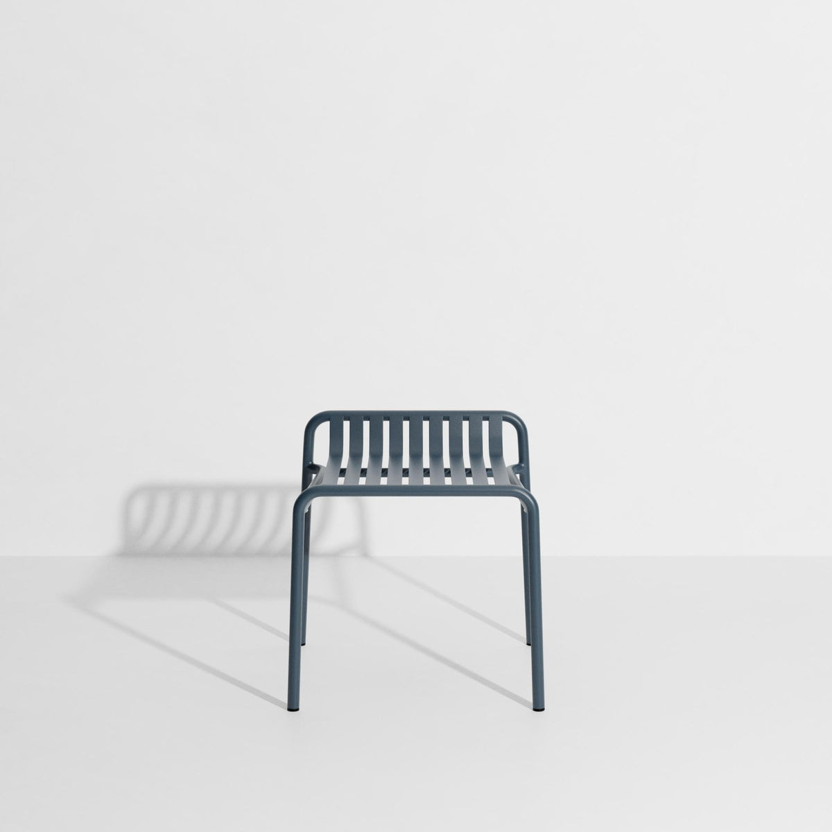 Week-End Gartenhocker von Petite Friture in Gold: Hocker aus Aluminium mit ovaler, gerahmter Form und streifenartigen Lamellen für den Aussenbereich.