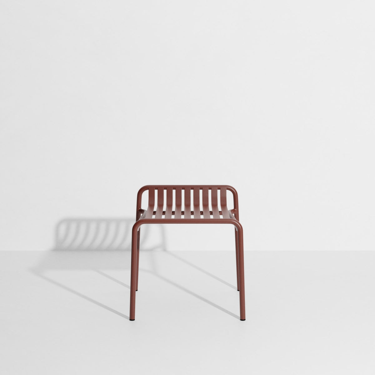 Week-End Gartenhocker von Petite Friture in Gold: Hocker aus Aluminium mit ovaler, gerahmter Form und streifenartigen Lamellen für den Aussenbereich.