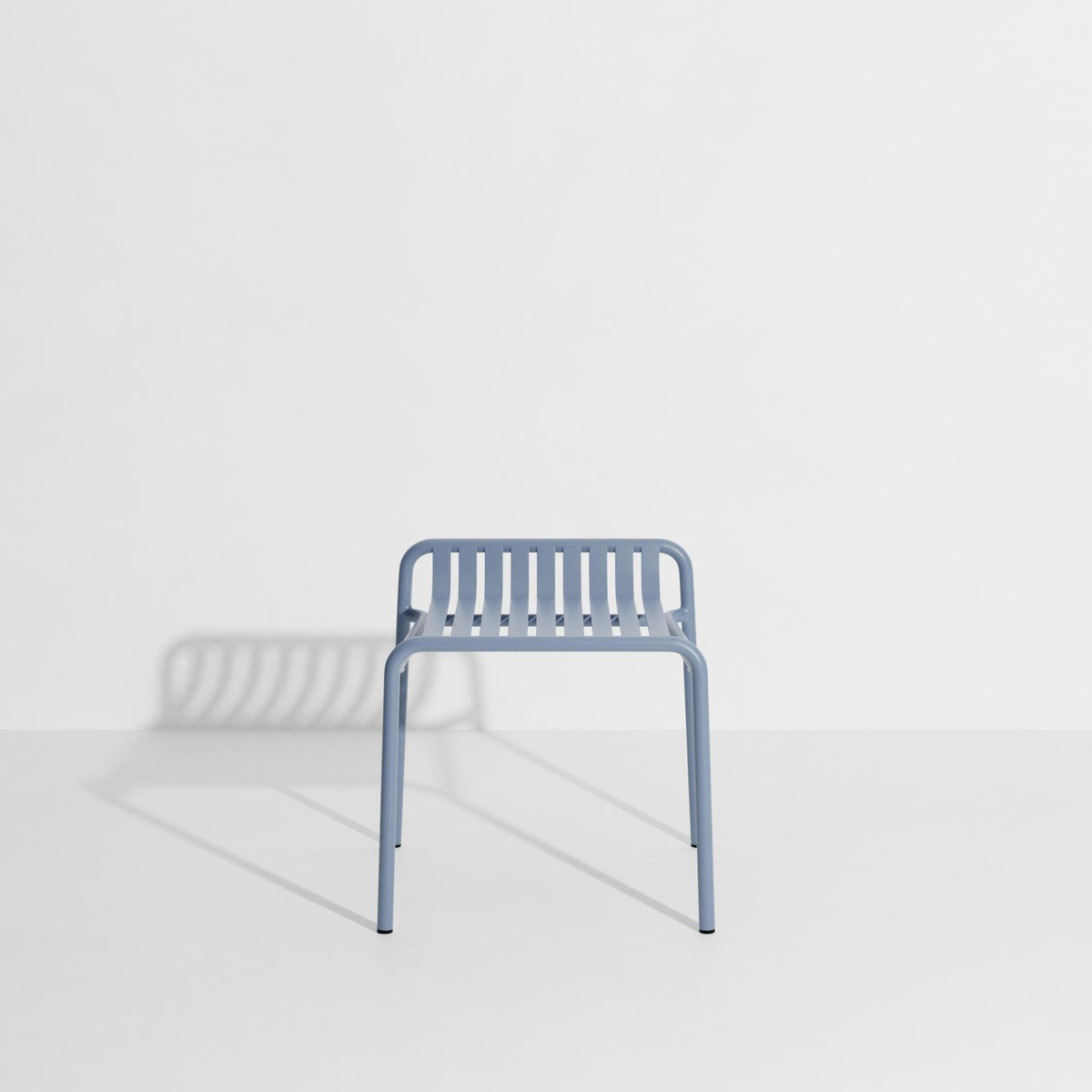 Week-End Gartenhocker von Petite Friture in Gold: Hocker aus Aluminium mit ovaler, gerahmter Form und streifenartigen Lamellen für den Aussenbereich.