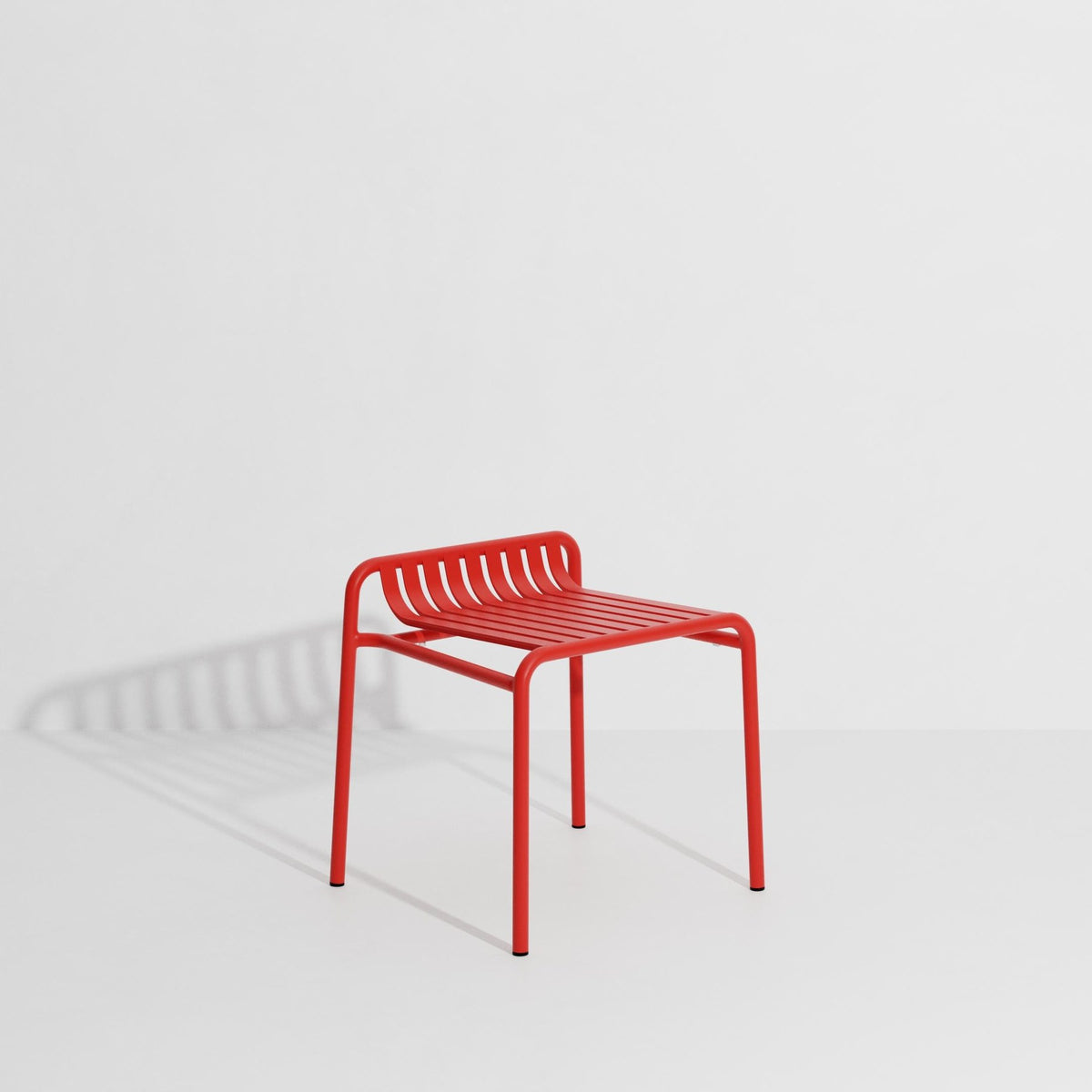Week-End Gartenhocker von Petite Friture in Gold: Hocker aus Aluminium mit ovaler, gerahmter Form und streifenartigen Lamellen für den Aussenbereich.