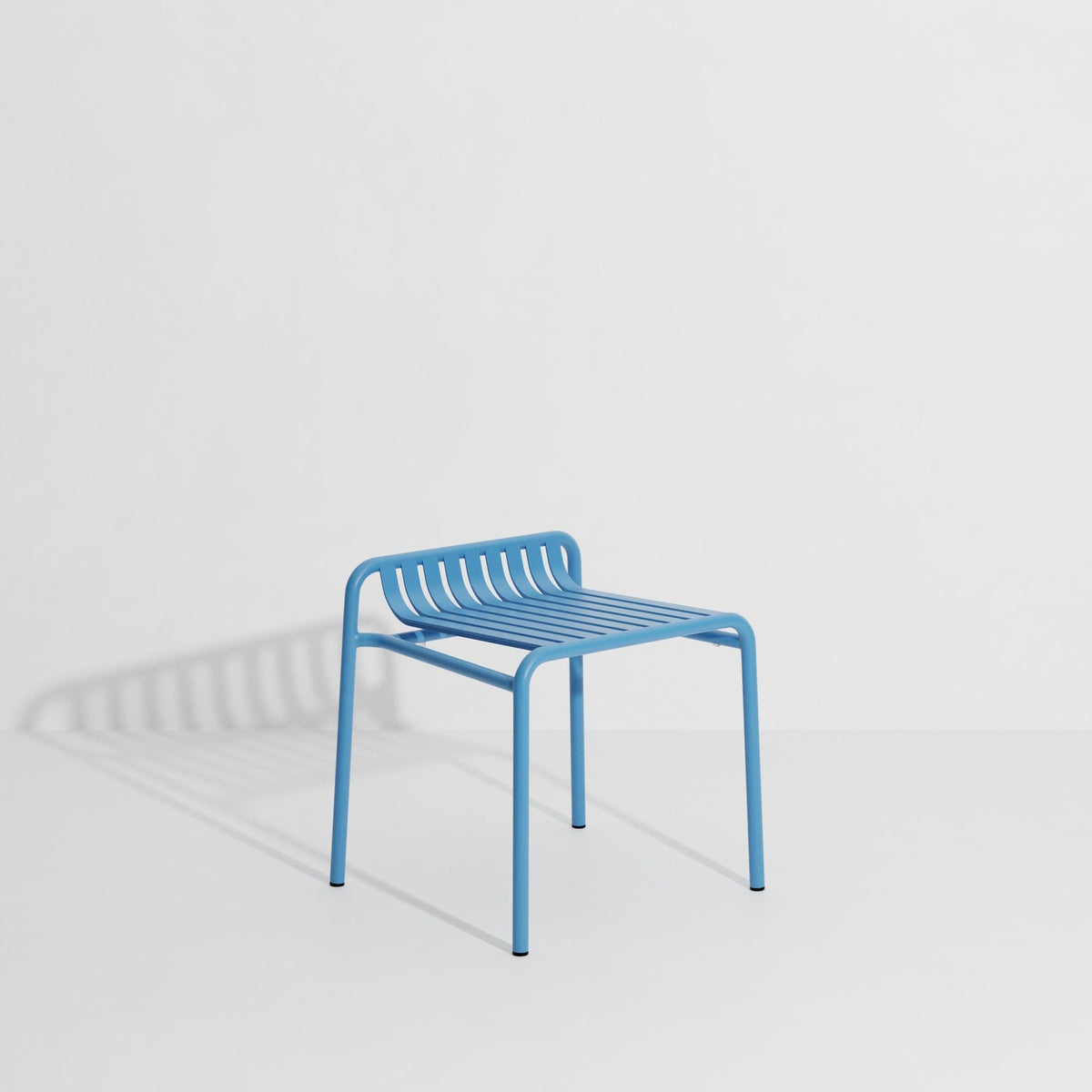 Week-End Gartenhocker von Petite Friture in Gold: Hocker aus Aluminium mit ovaler, gerahmter Form und streifenartigen Lamellen für den Aussenbereich.