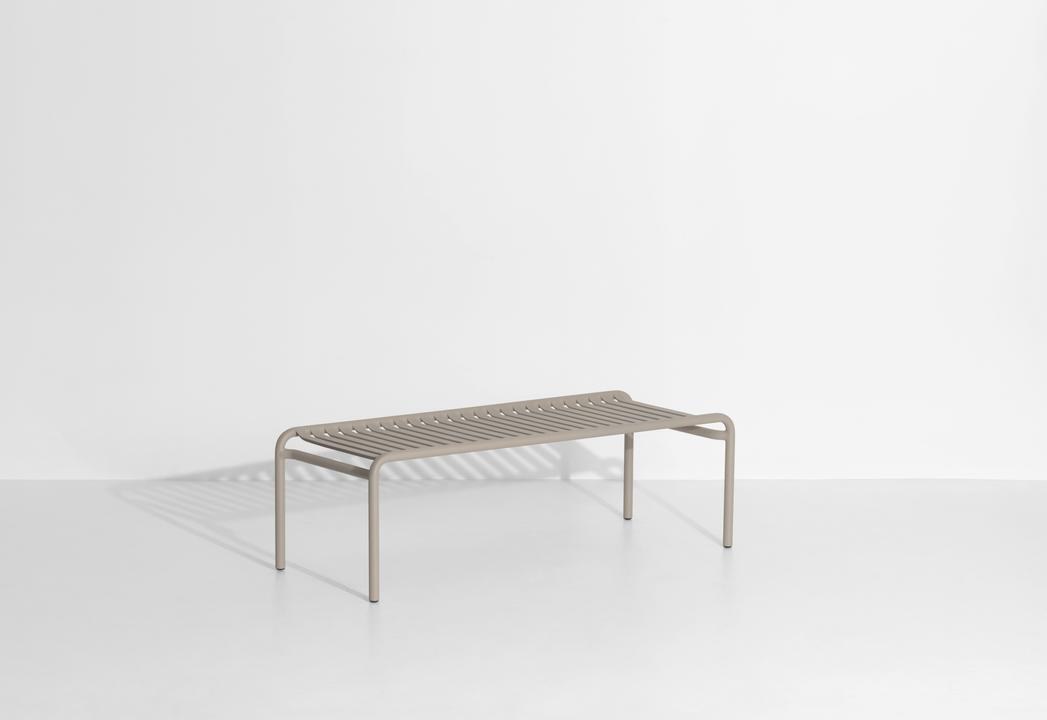 Week-End Coffee Table large von Petite Friture in Gold: ovaler Loungetisch aus Aluminium mit horizontalen und vertikalen Lamellen.