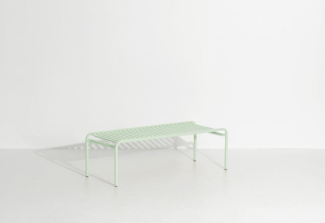 Week-End Coffee Table large von Petite Friture in Gold: ovaler Loungetisch aus Aluminium mit horizontalen und vertikalen Lamellen.