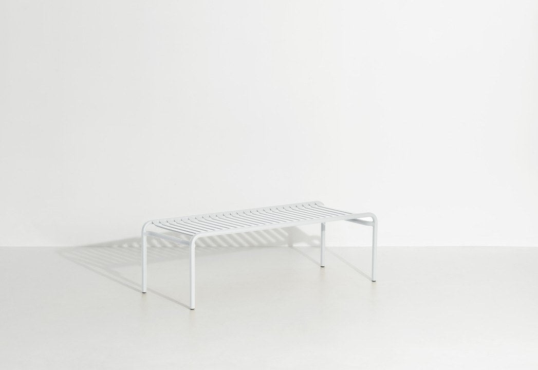 Week-End Coffee Table large von Petite Friture in Gold: ovaler Loungetisch aus Aluminium mit horizontalen und vertikalen Lamellen.