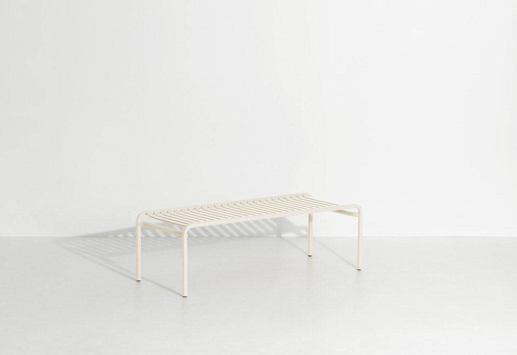 Week-End Coffee Table large von Petite Friture in Gold: ovaler Loungetisch aus Aluminium mit horizontalen und vertikalen Lamellen.