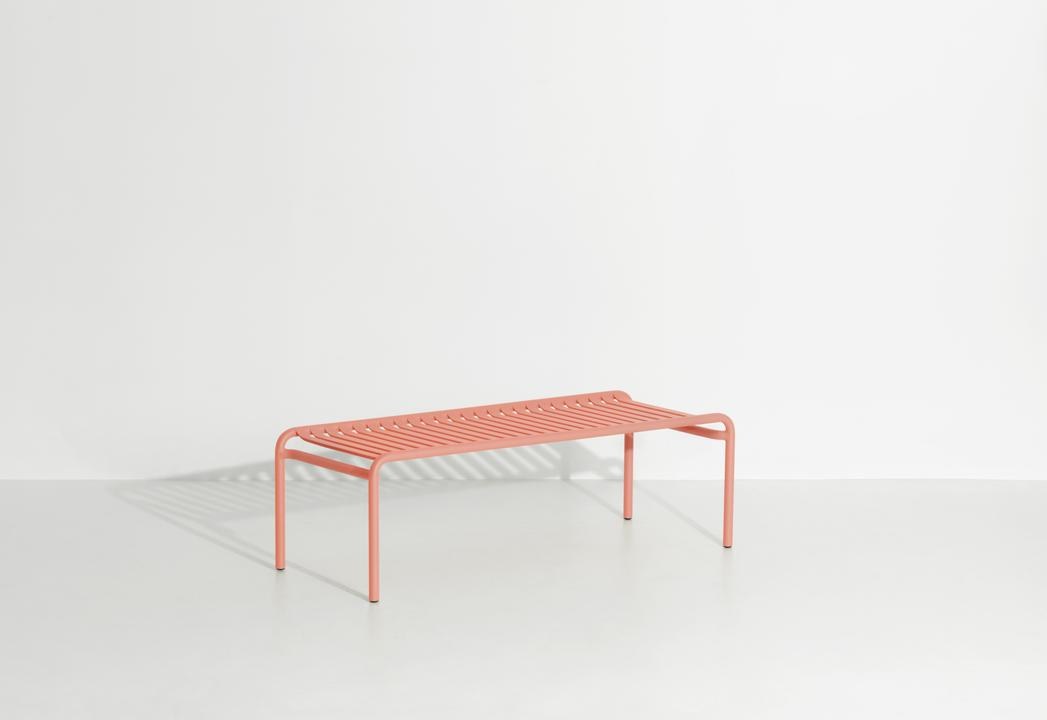 Week-End Coffee Table large von Petite Friture in Gold: ovaler Loungetisch aus Aluminium mit horizontalen und vertikalen Lamellen.