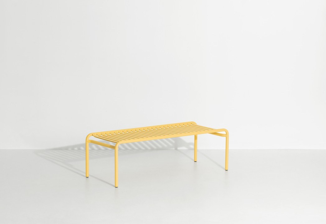 Week-End Coffee Table large von Petite Friture in Gold: ovaler Loungetisch aus Aluminium mit horizontalen und vertikalen Lamellen.