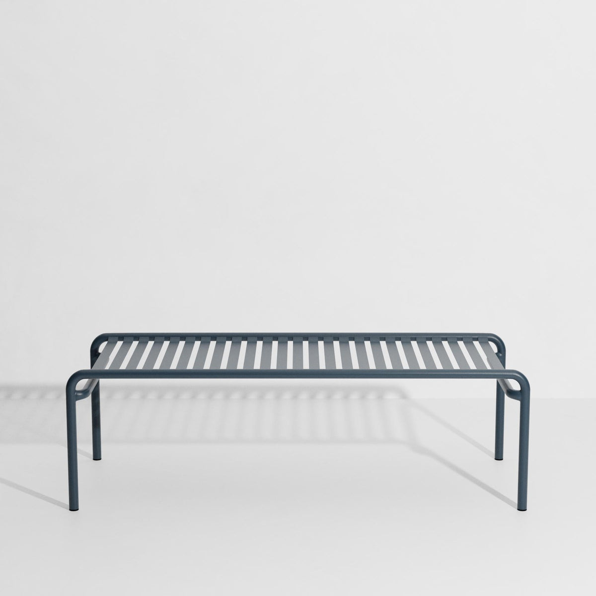 Week-End Coffee Table large von Petite Friture in Gold: ovaler Loungetisch aus Aluminium mit horizontalen und vertikalen Lamellen.
