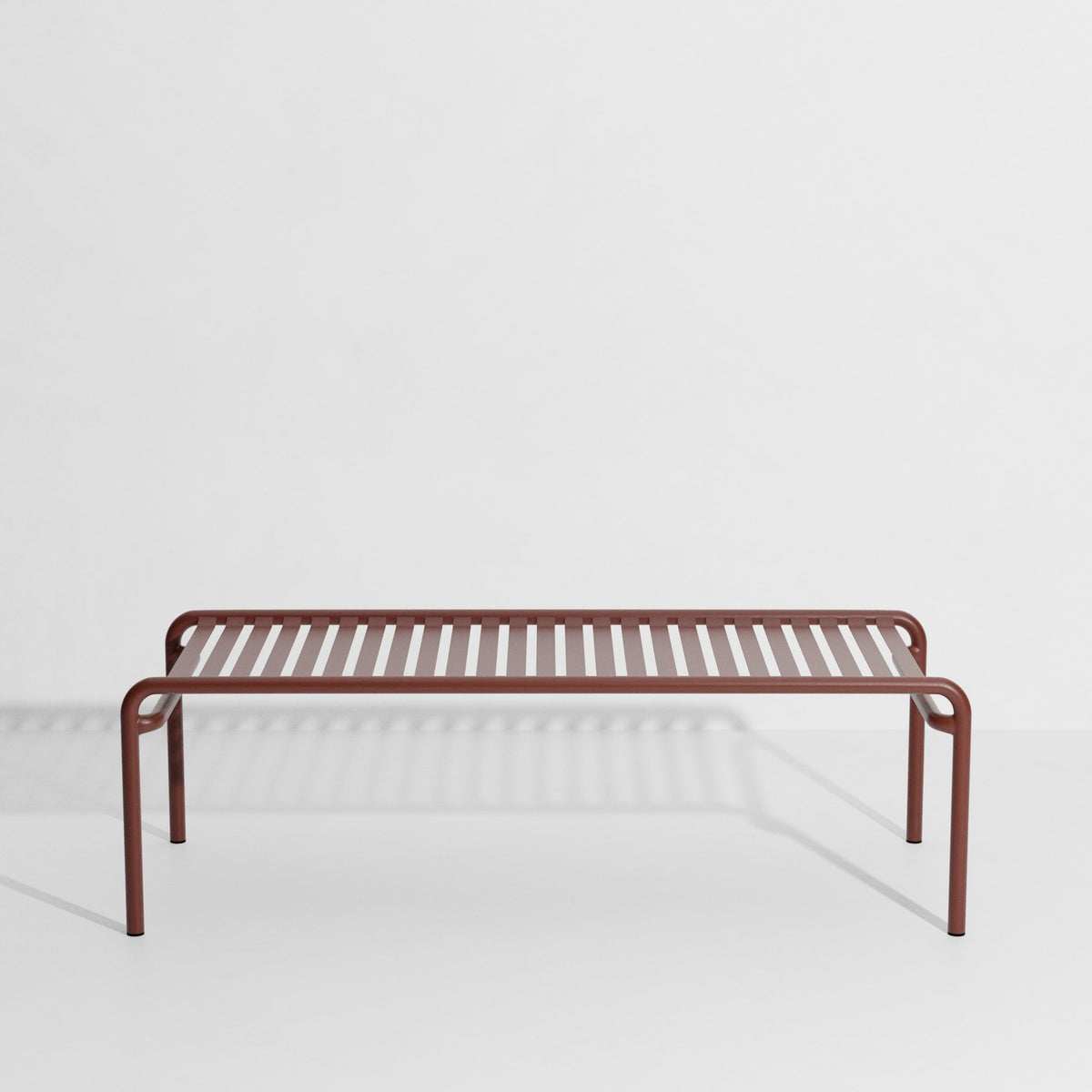 Week-End Coffee Table large von Petite Friture in Gold: ovaler Loungetisch aus Aluminium mit horizontalen und vertikalen Lamellen.