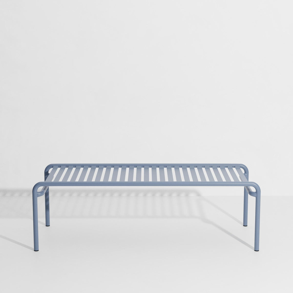 Week-End Coffee Table large von Petite Friture in Gold: ovaler Loungetisch aus Aluminium mit horizontalen und vertikalen Lamellen.