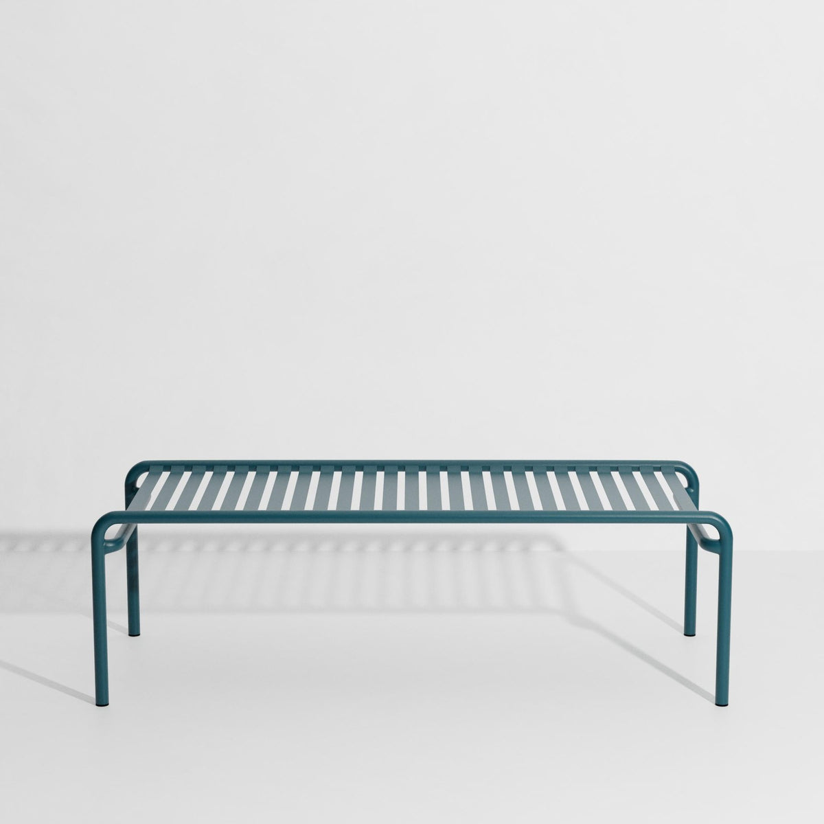 Week-End Coffee Table large von Petite Friture in Gold: ovaler Loungetisch aus Aluminium mit horizontalen und vertikalen Lamellen.