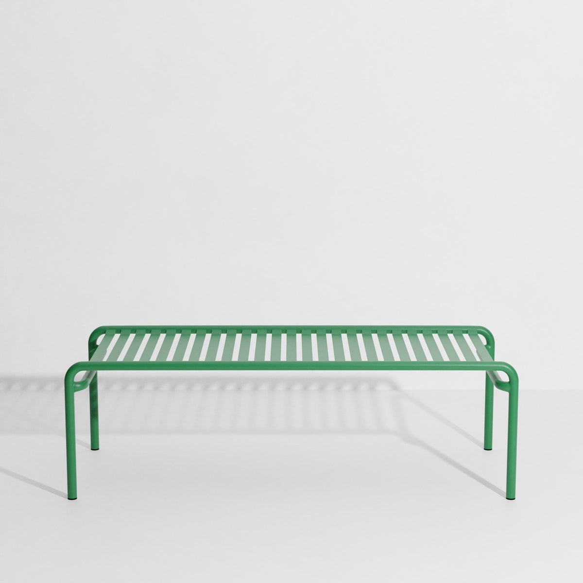 Week-End Coffee Table large von Petite Friture in Gold: ovaler Loungetisch aus Aluminium mit horizontalen und vertikalen Lamellen.