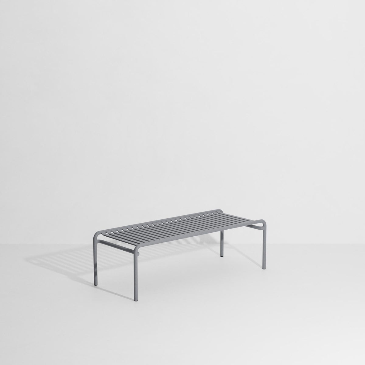 Week-End Coffee Table large von Petite Friture in Gold: ovaler Loungetisch aus Aluminium mit horizontalen und vertikalen Lamellen.