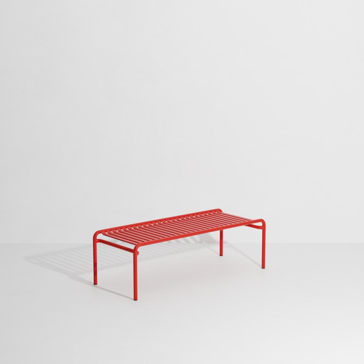 Week-End Coffee Table large von Petite Friture in Gold: ovaler Loungetisch aus Aluminium mit horizontalen und vertikalen Lamellen.