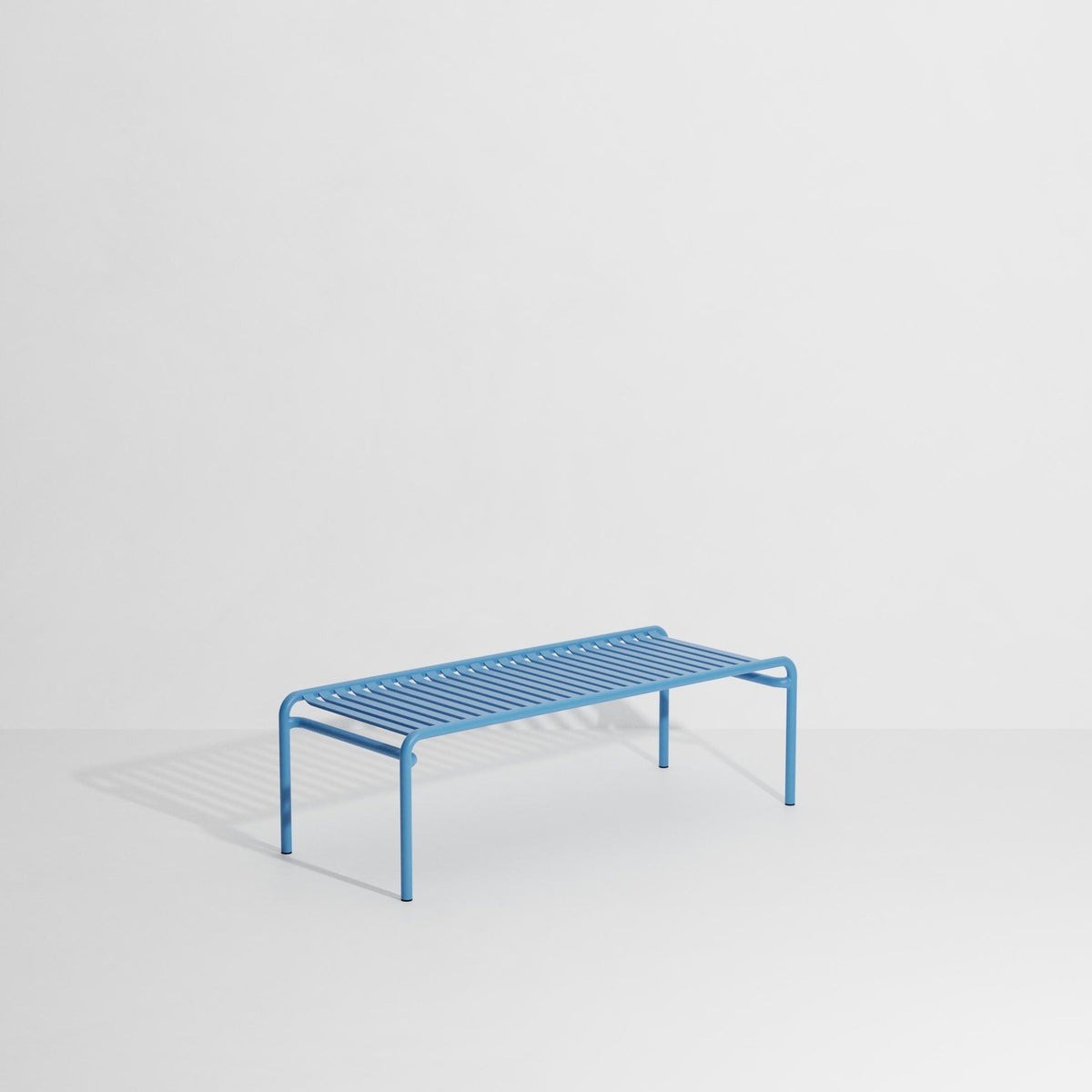 Week-End Coffee Table large von Petite Friture in Gold: ovaler Loungetisch aus Aluminium mit horizontalen und vertikalen Lamellen.