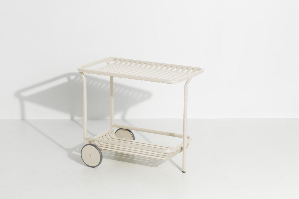 Week-End Trolley von Petite Friture: Beistelltisch aus Aluminium in Gold, ovale Form mit horizontalen und vertikalen Lamellen, für innen und aussen.