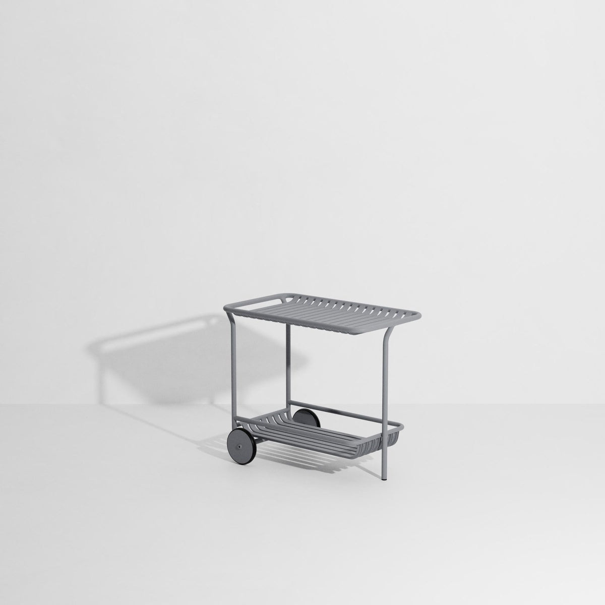 Week-End Trolley von Petite Friture: Beistelltisch aus Aluminium in Gold, ovale Form mit horizontalen und vertikalen Lamellen, für innen und aussen.