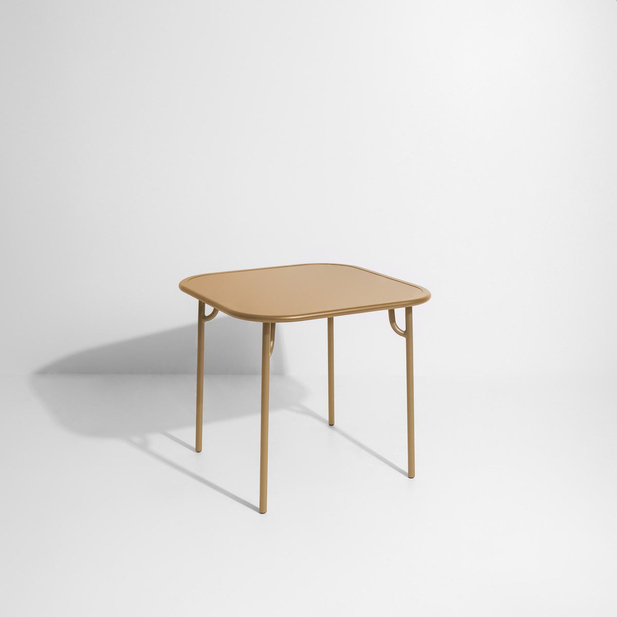 Week-End Tisch Small von Petite Friture in Gold: ovale Tischplatte mit horizontalen Lamellen-Streifen, Gestell aus mattiertem Aluminium.