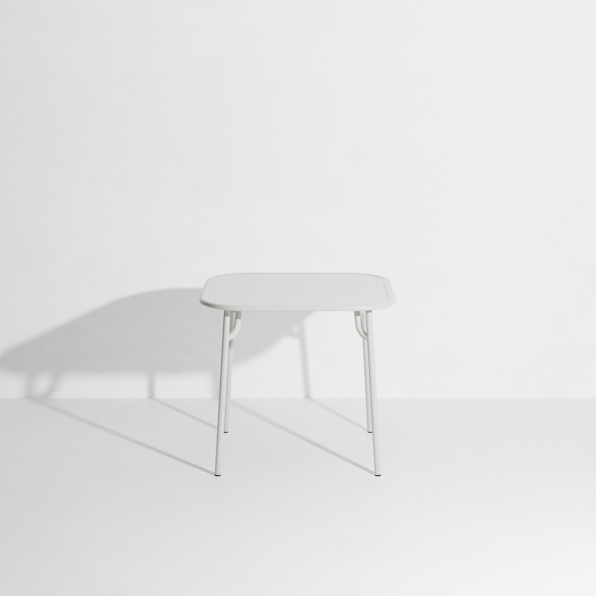 Week-End Tisch Small von Petite Friture in Gold: ovale Tischplatte mit horizontalen Lamellen-Streifen, Gestell aus mattiertem Aluminium.