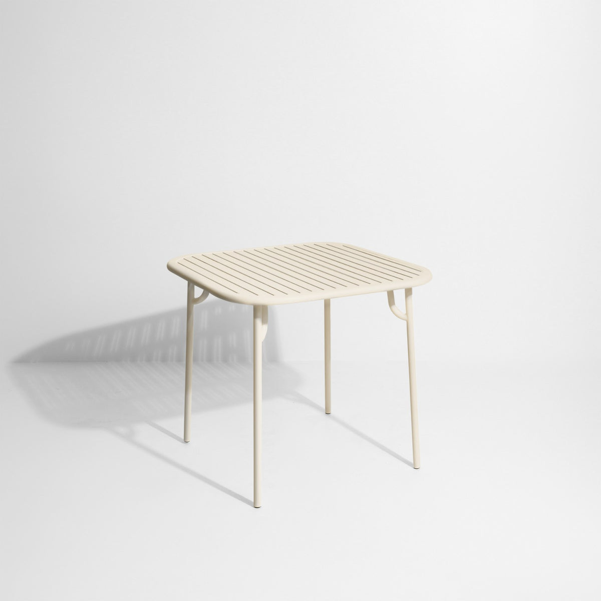 Week-End Tisch Small von Petite Friture in Gold: ovale Tischplatte mit horizontalen Lamellen-Streifen, Gestell aus mattiertem Aluminium.