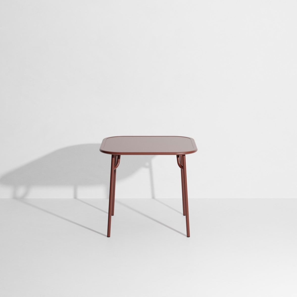 Week-End Tisch Small von Petite Friture in Gold: ovale Tischplatte mit horizontalen Lamellen-Streifen, Gestell aus mattiertem Aluminium.
