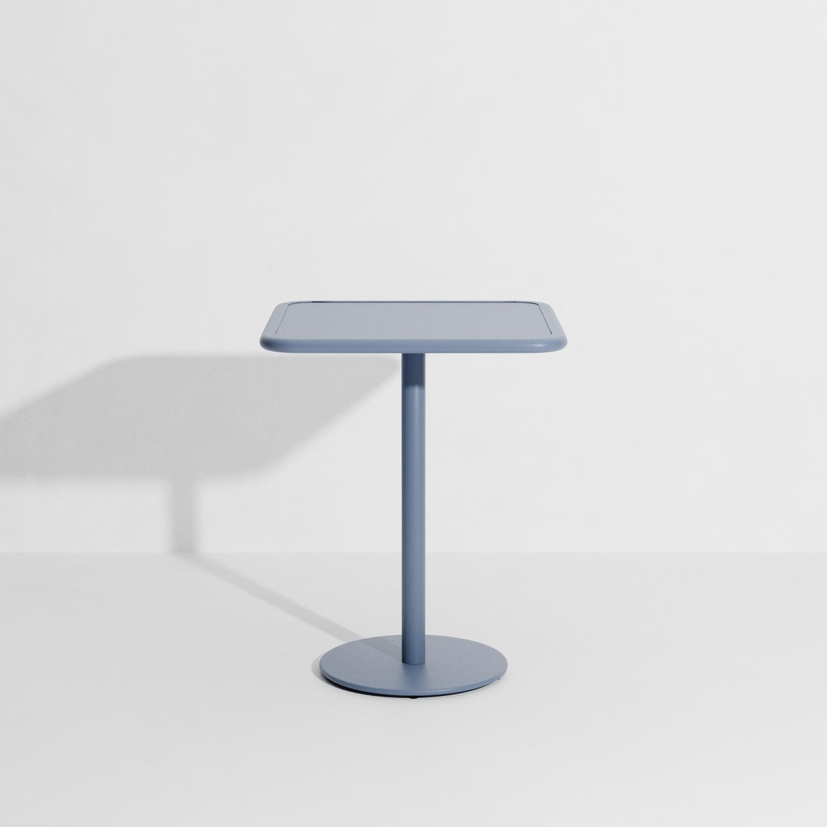 Week-End Tisch Small von Petite Friture in Gold: ovale Tischplatte mit horizontalen Lamellen-Streifen, Gestell aus mattiertem Aluminium.