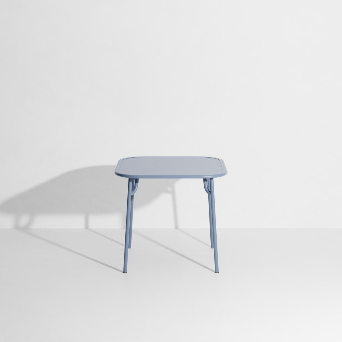 Week-End Tisch Small von Petite Friture in Gold: ovale Tischplatte mit horizontalen Lamellen-Streifen, Gestell aus mattiertem Aluminium.
