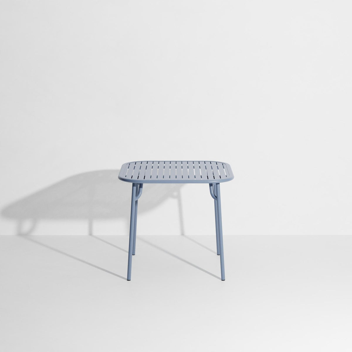 Week-End Tisch Small von Petite Friture in Gold: ovale Tischplatte mit horizontalen Lamellen-Streifen, Gestell aus mattiertem Aluminium.