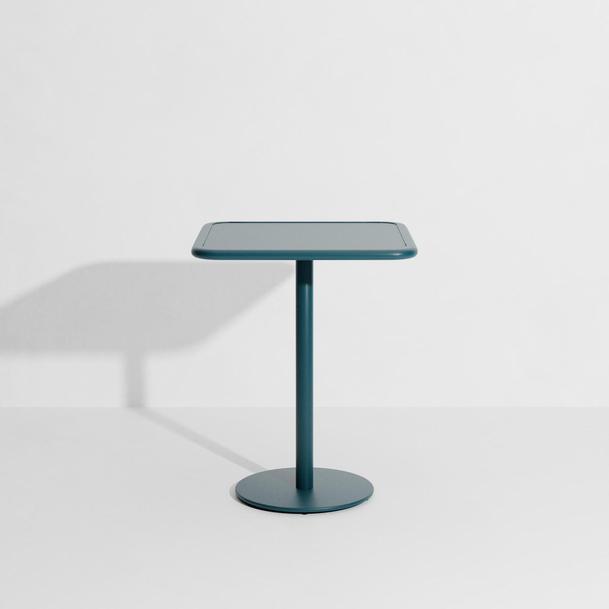 Week-End Tisch Small von Petite Friture in Gold: ovale Tischplatte mit horizontalen Lamellen-Streifen, Gestell aus mattiertem Aluminium.