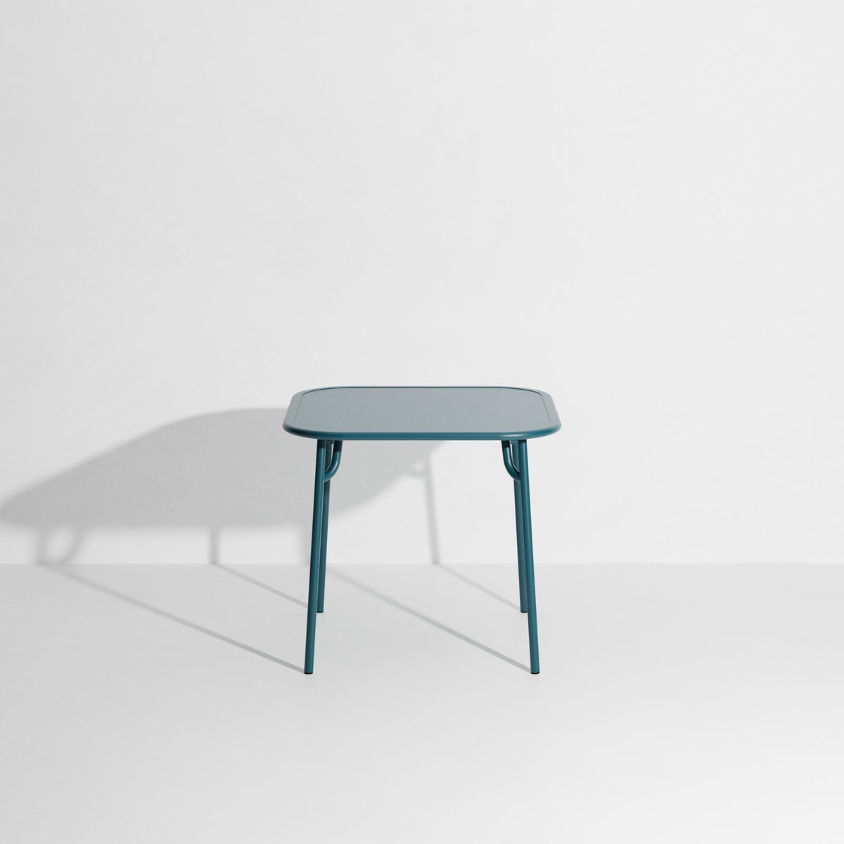 Week-End Tisch Small von Petite Friture in Gold: ovale Tischplatte mit horizontalen Lamellen-Streifen, Gestell aus mattiertem Aluminium.