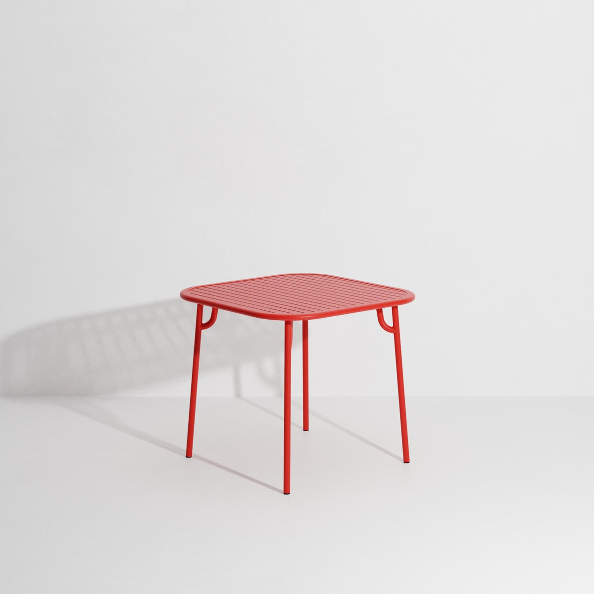 Week-End Tisch Small von Petite Friture in Gold: ovale Tischplatte mit horizontalen Lamellen-Streifen, Gestell aus mattiertem Aluminium.