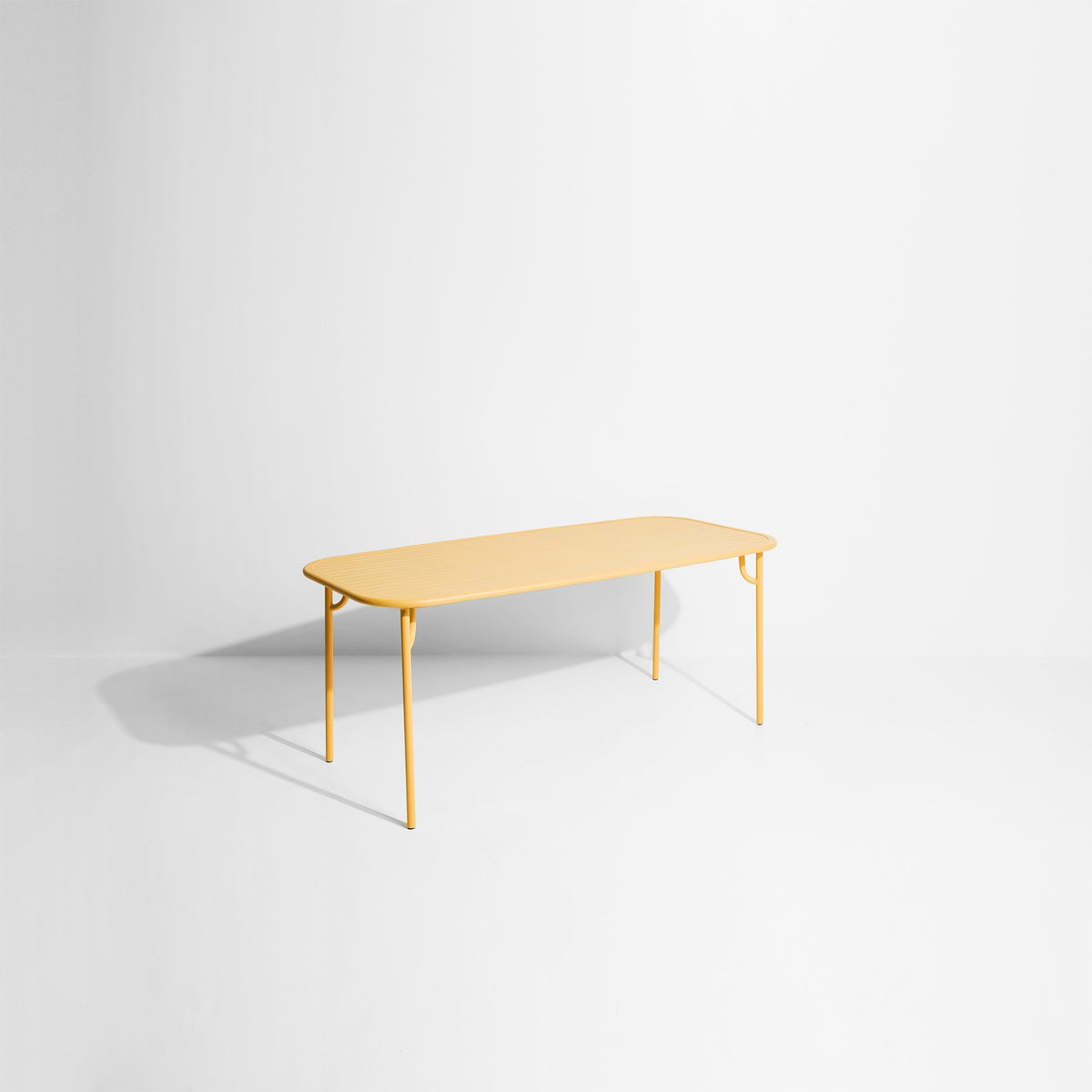 Ovaler Gartentisch Week-End Medium von Petite Friture in Gold, Gestell aus Aluminium mit vertikalen Lamellenstreifen.