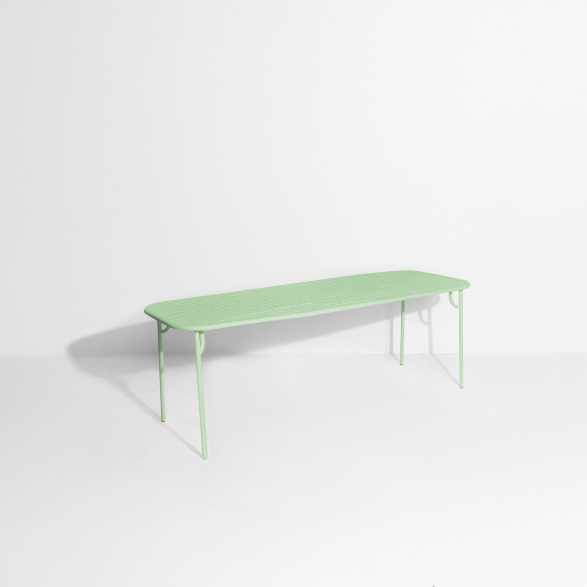 Week-End Tisch Large von Petite Friture in Pigeon Blue: ovaler Gartentisch aus Aluminium mit gerahmten, streifenartigen Lamellen.
