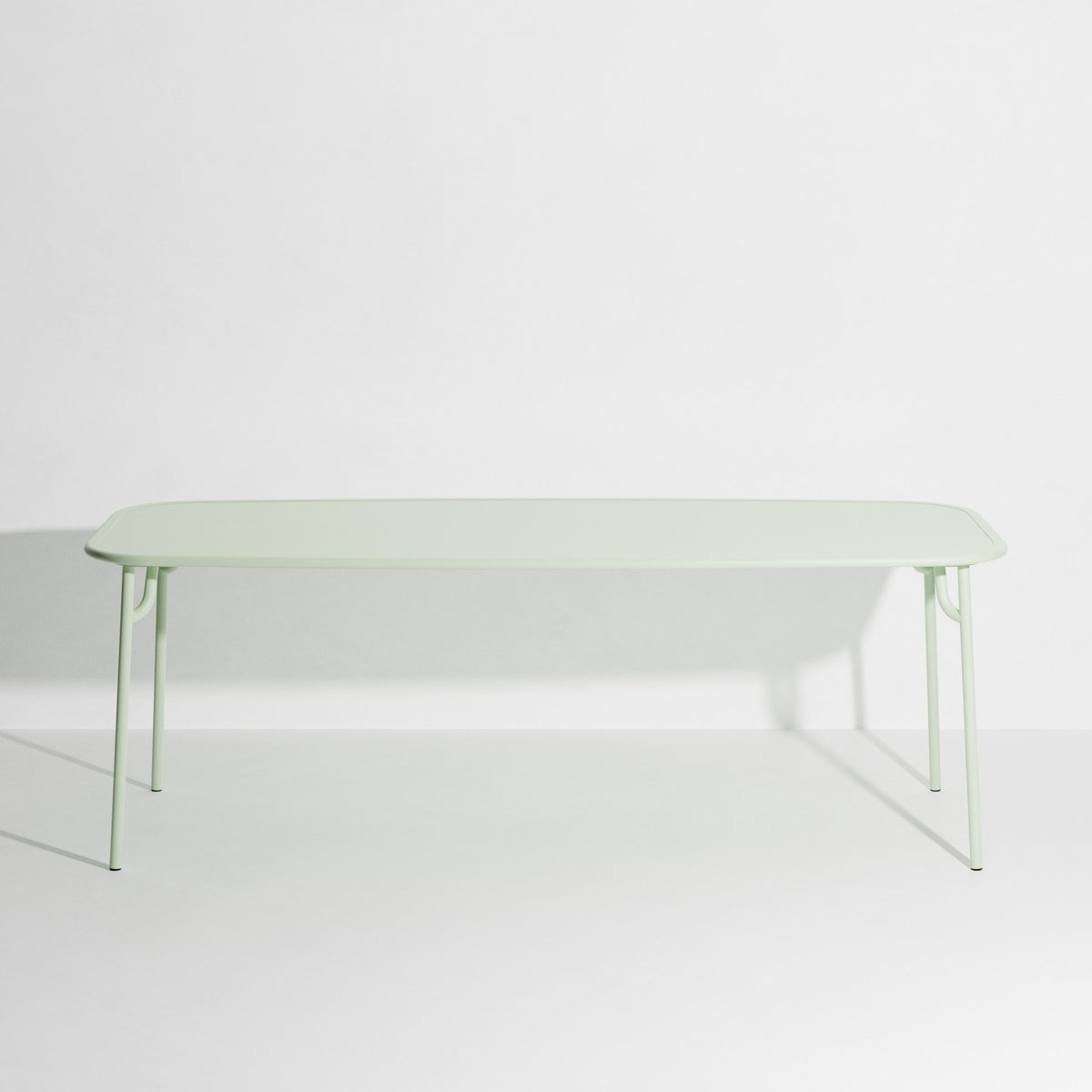 Week-End Tisch Large von Petite Friture in Pigeon Blue: ovaler Gartentisch aus Aluminium mit gerahmten, streifenartigen Lamellen.