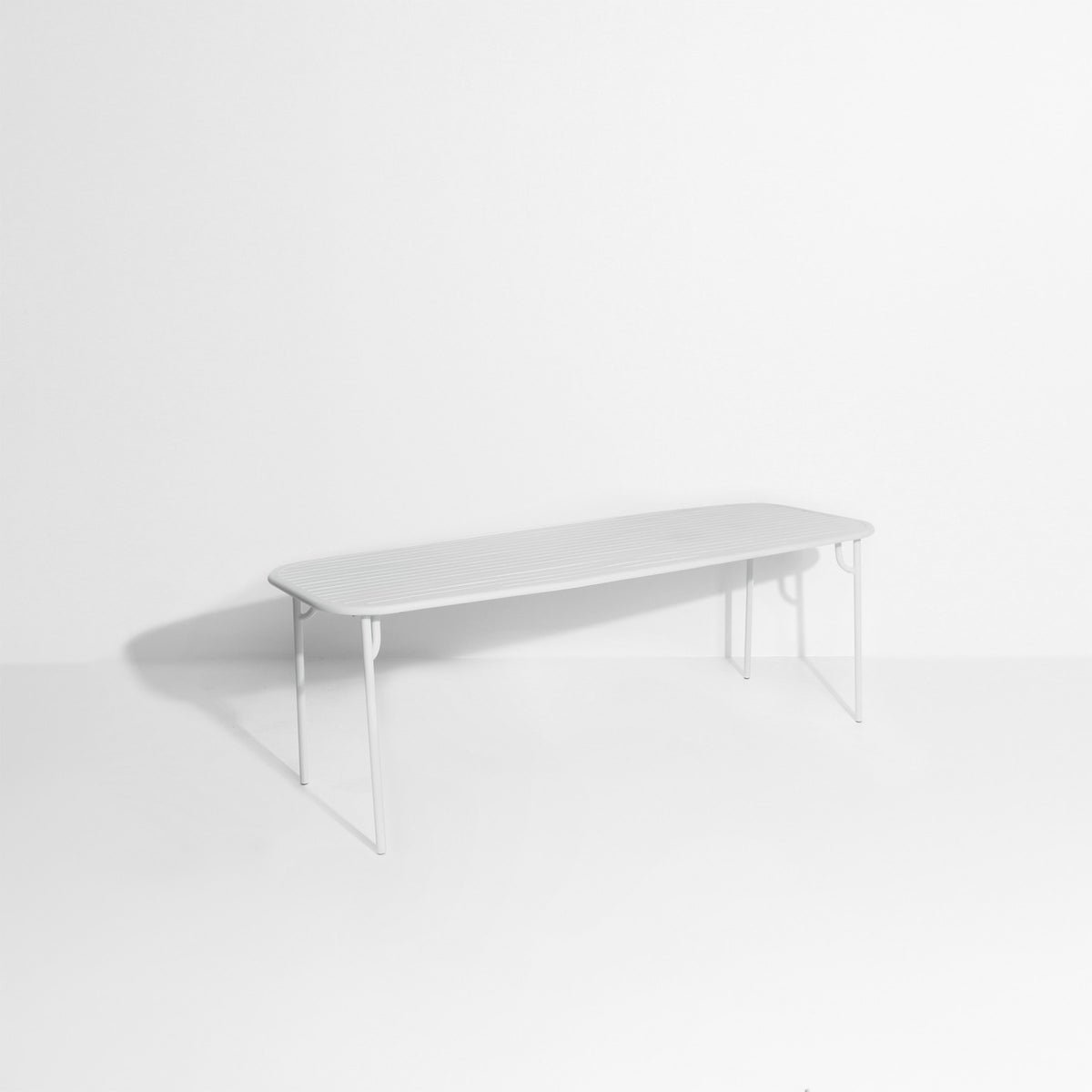 Week-End Tisch Large von Petite Friture in Pigeon Blue: ovaler Gartentisch aus Aluminium mit gerahmten, streifenartigen Lamellen.