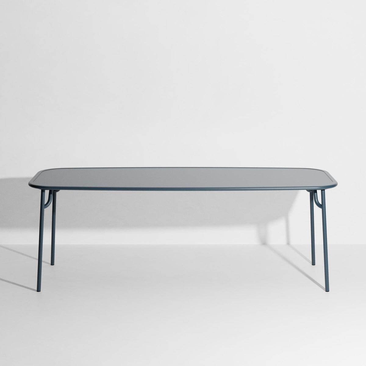Week-End Tisch Large von Petite Friture in Pigeon Blue: ovaler Gartentisch aus Aluminium mit gerahmten, streifenartigen Lamellen.