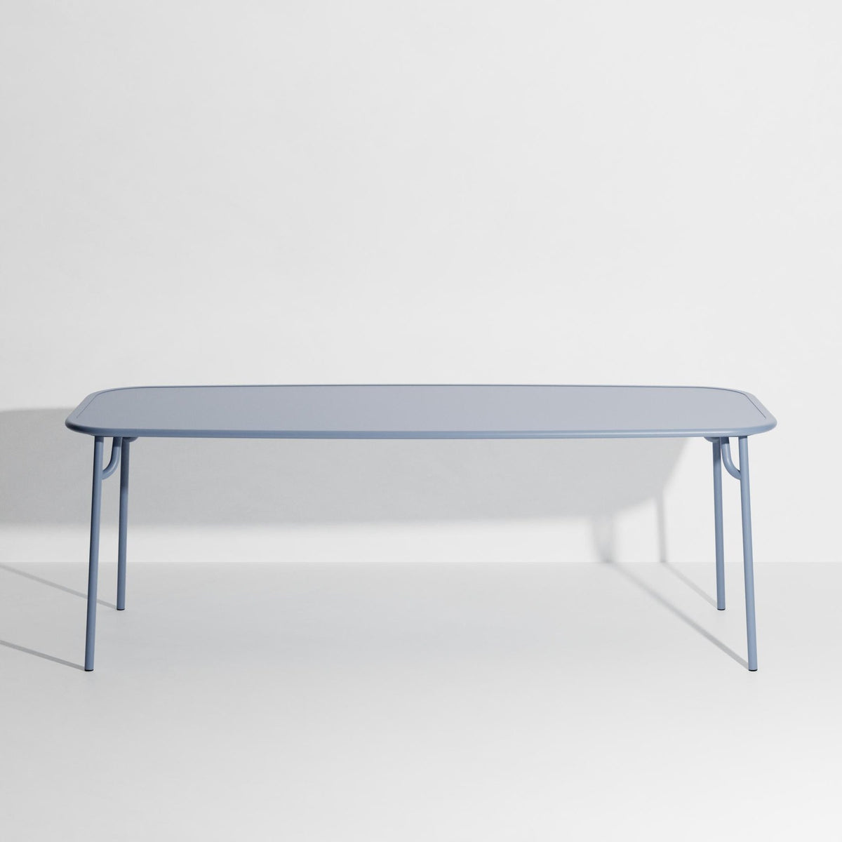 Week-End Tisch Large von Petite Friture in Pigeon Blue: ovaler Gartentisch aus Aluminium mit gerahmten, streifenartigen Lamellen.