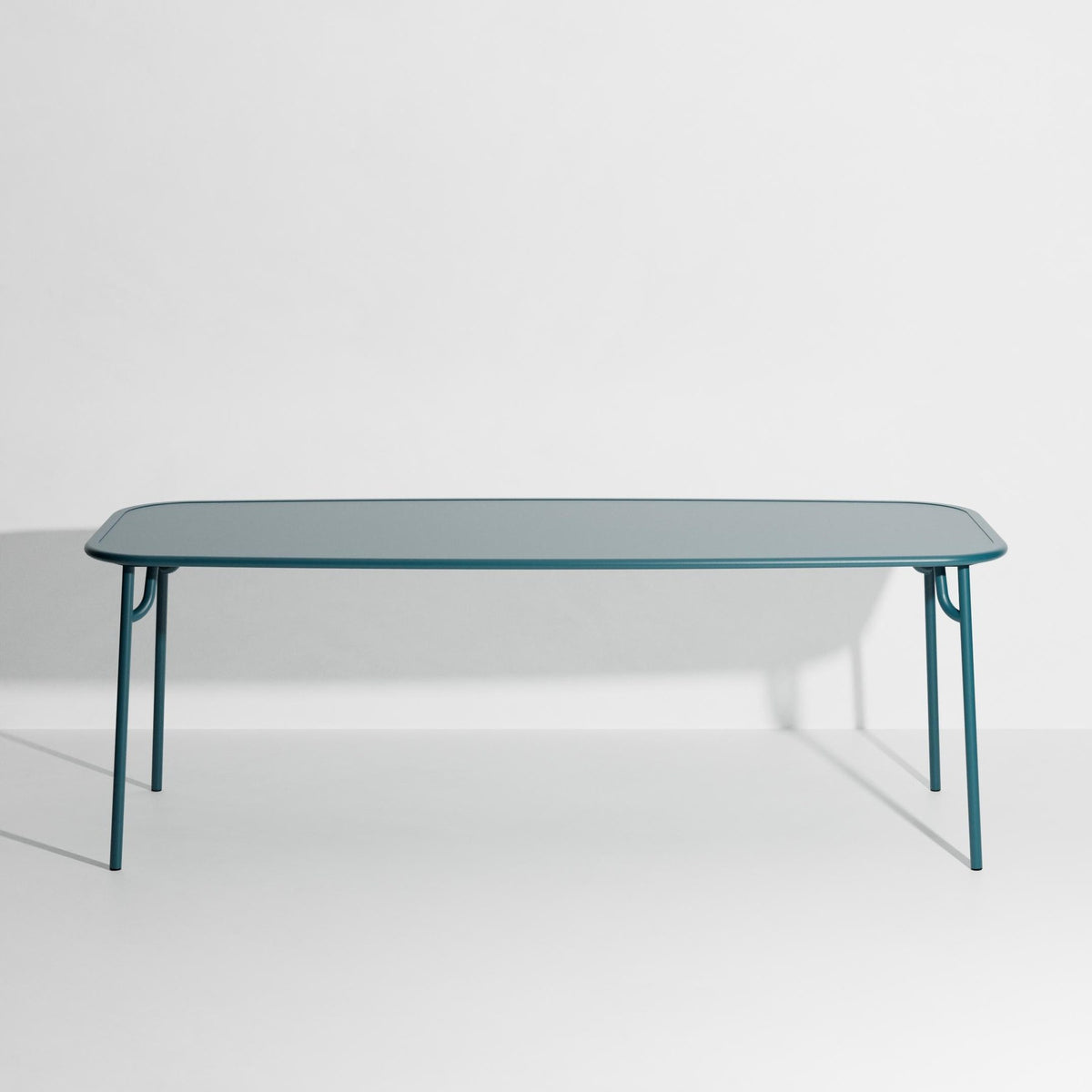 Week-End Tisch Large von Petite Friture in Pigeon Blue: ovaler Gartentisch aus Aluminium mit gerahmten, streifenartigen Lamellen.
