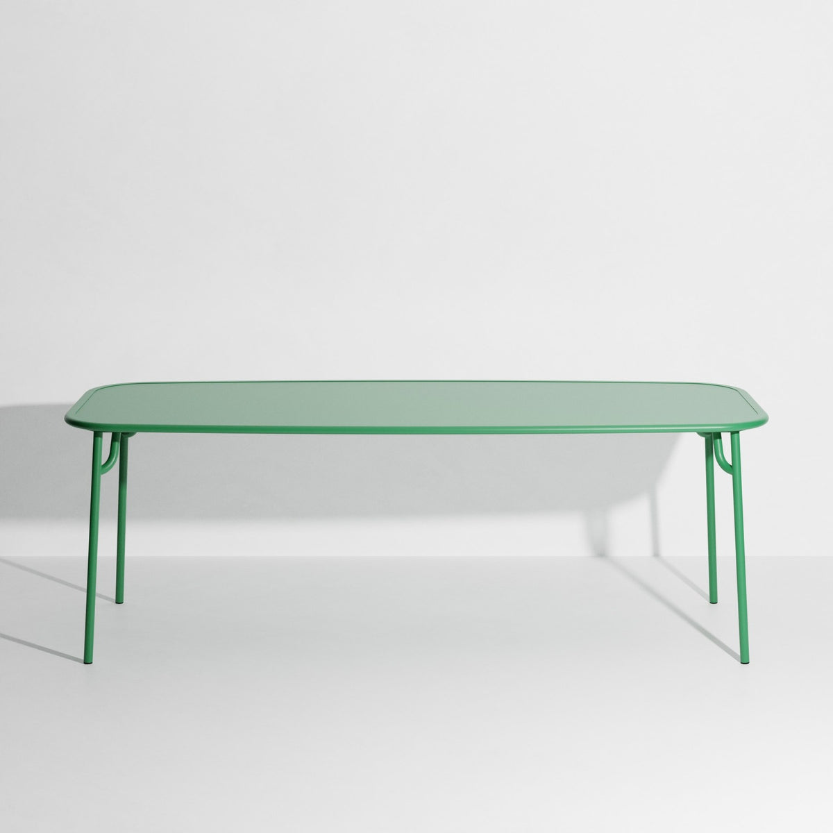 Week-End Tisch Large von Petite Friture in Pigeon Blue: ovaler Gartentisch aus Aluminium mit gerahmten, streifenartigen Lamellen.