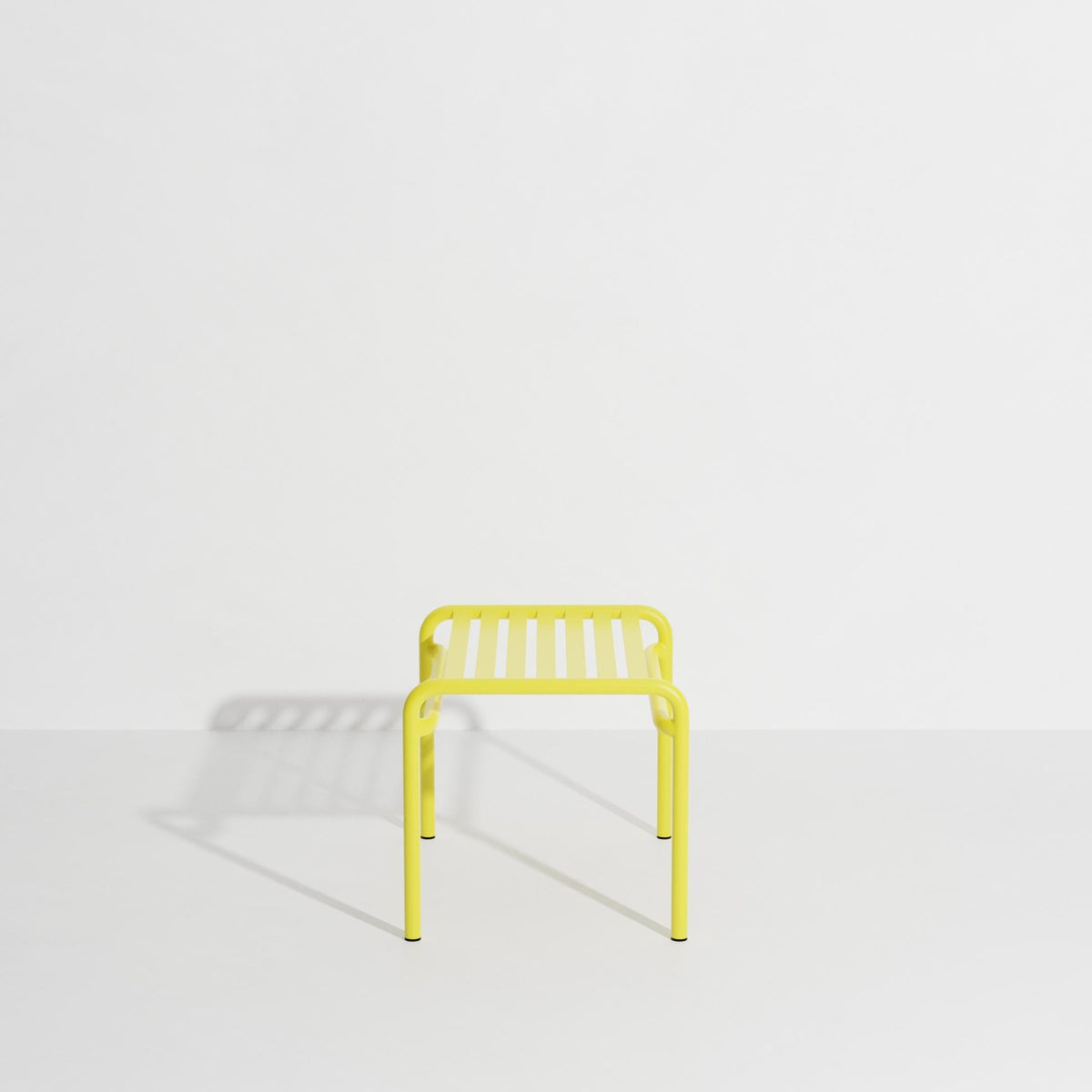 Ovaler Fusshocker aus mattiertem Aluminium mit UV-Pulverbeschichtung, gerahmte Form mit horizontalen und vertikalen Lamellen, Farbe Gelb.