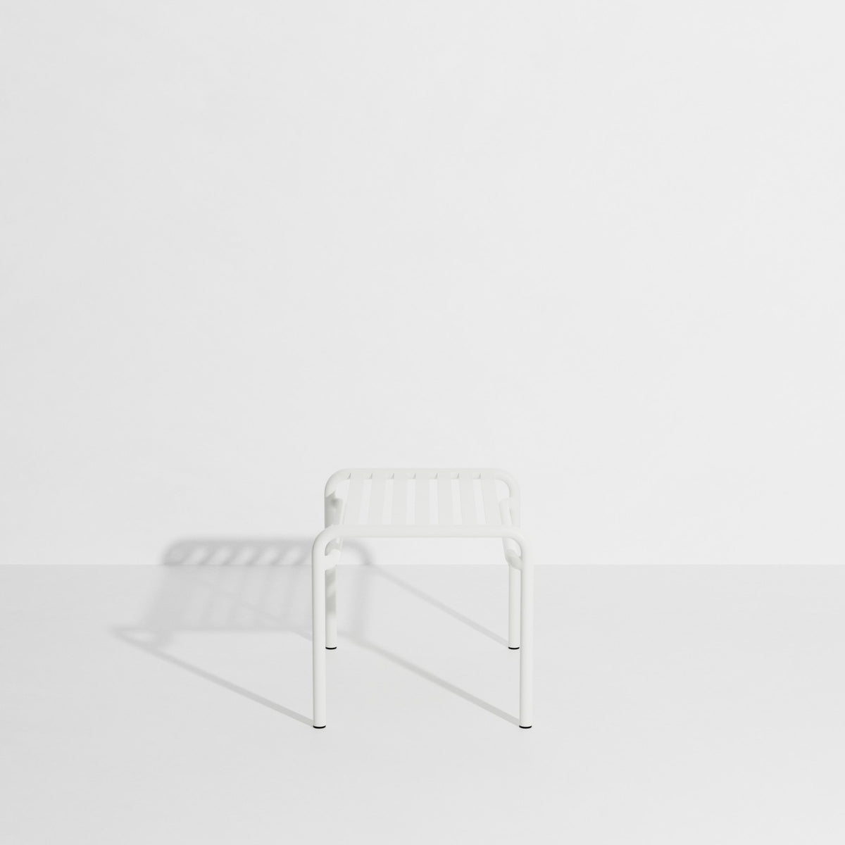 Ovaler Fusshocker aus mattiertem Aluminium mit UV-Pulverbeschichtung, gerahmte Form mit horizontalen und vertikalen Lamellen, Farbe Gelb.
