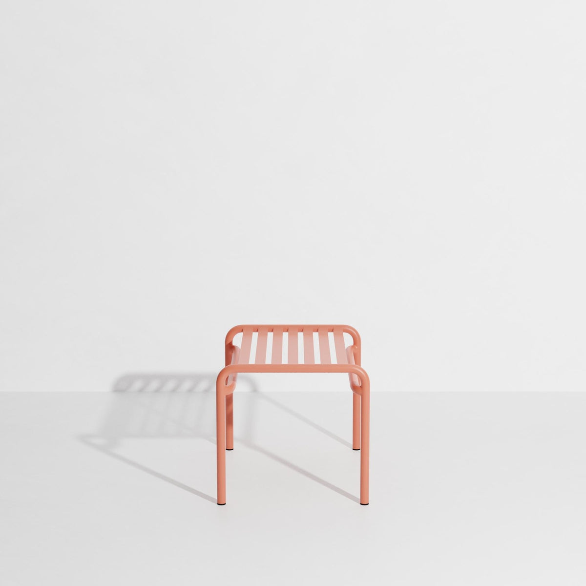 Ovaler Fusshocker aus mattiertem Aluminium mit UV-Pulverbeschichtung, gerahmte Form mit horizontalen und vertikalen Lamellen, Farbe Gelb.