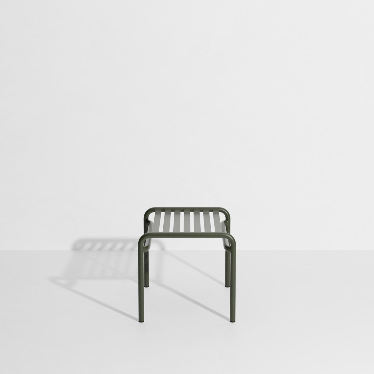 Ovaler Fusshocker aus mattiertem Aluminium mit UV-Pulverbeschichtung, gerahmte Form mit horizontalen und vertikalen Lamellen, Farbe Gelb.
