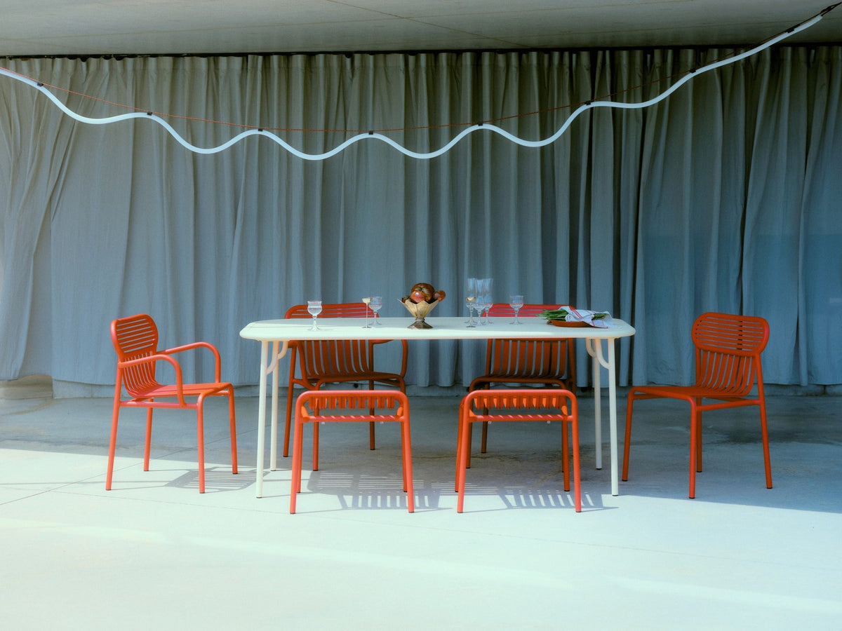 Ovaler Fusshocker aus mattiertem Aluminium mit UV-Pulverbeschichtung, gerahmte Form mit horizontalen und vertikalen Lamellen, Farbe Gelb.