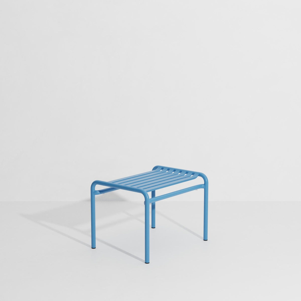 Ovaler Fusshocker aus mattiertem Aluminium mit UV-Pulverbeschichtung, gerahmte Form mit horizontalen und vertikalen Lamellen, Farbe Gelb.