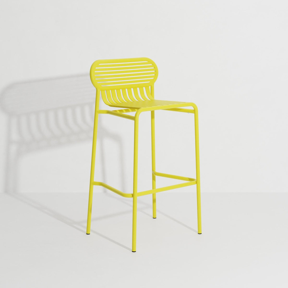 Barhocker Week-End von Petite Friture aus mattiertem schwarzem Aluminium, ovale Rahmenform mit horizontalen und vertikalen Lamellen, Sitzhöhe 80 cm.