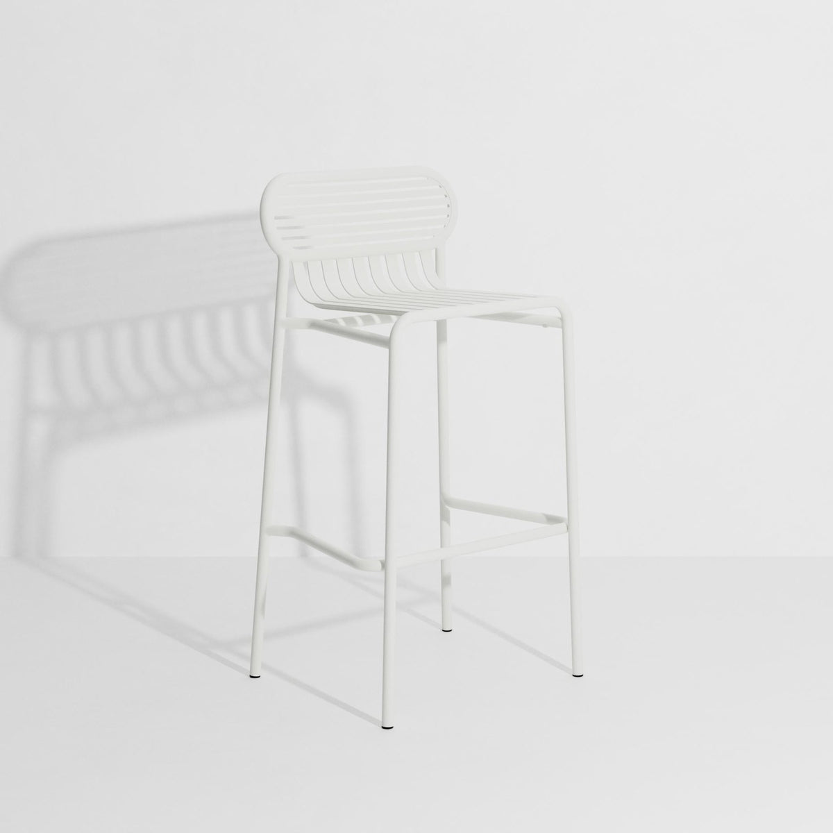 Barhocker Week-End von Petite Friture aus mattiertem schwarzem Aluminium, ovale Rahmenform mit horizontalen und vertikalen Lamellen, Sitzhöhe 80 cm.