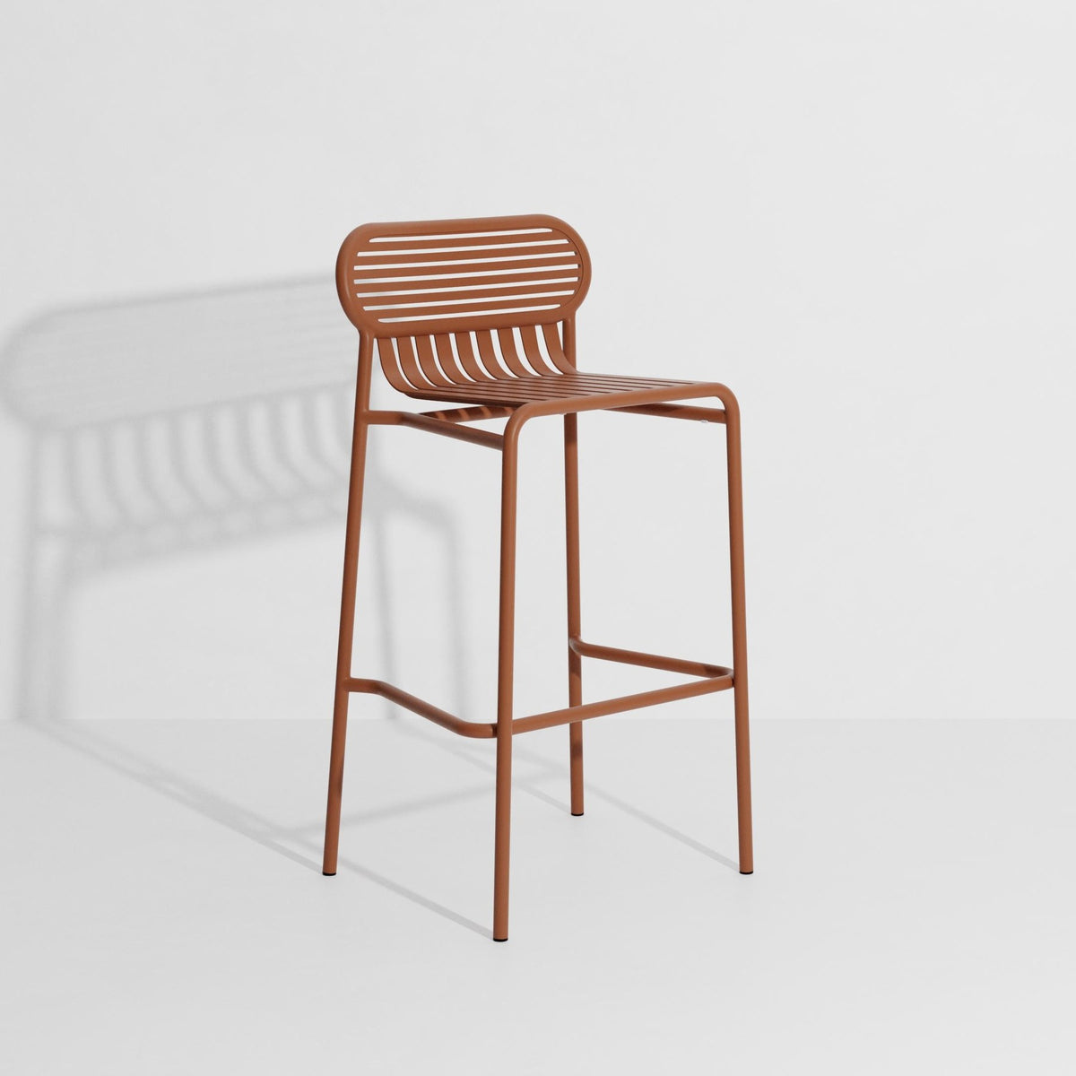 Barhocker Week-End von Petite Friture aus mattiertem schwarzem Aluminium, ovale Rahmenform mit horizontalen und vertikalen Lamellen, Sitzhöhe 80 cm.